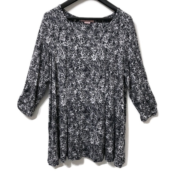 In Every Story | Black & Gray Print Top with Pleats | 1X - Picture 2 of 16